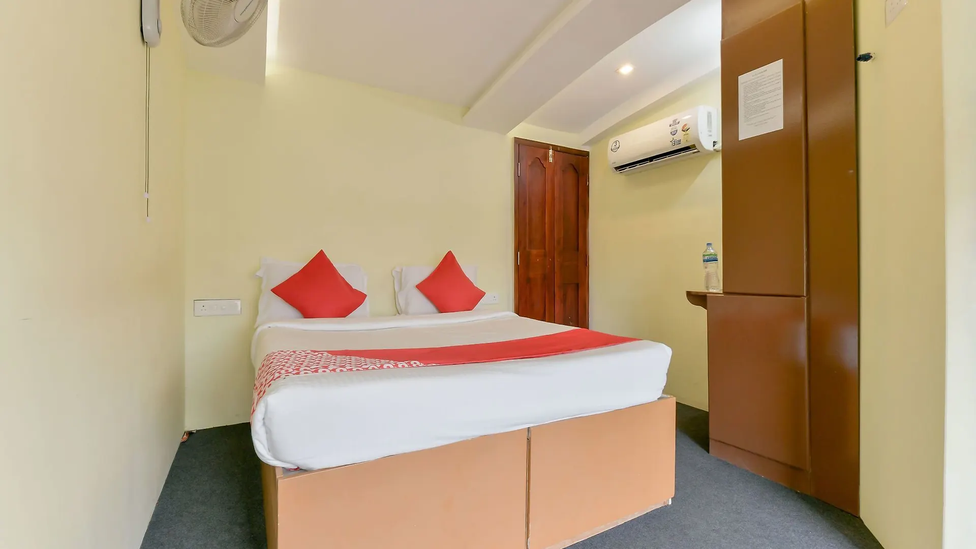 Oyo 13683 Egc Houseboat 9 Bhk Hotel Alappuzha